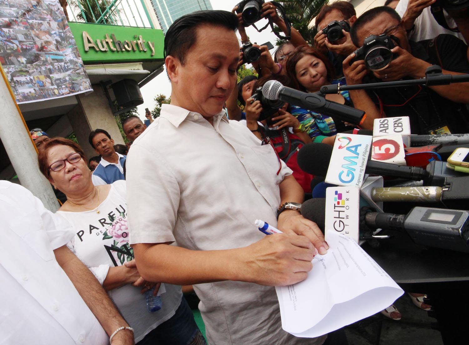 Tolentino menandatangani surat pengunduran diri