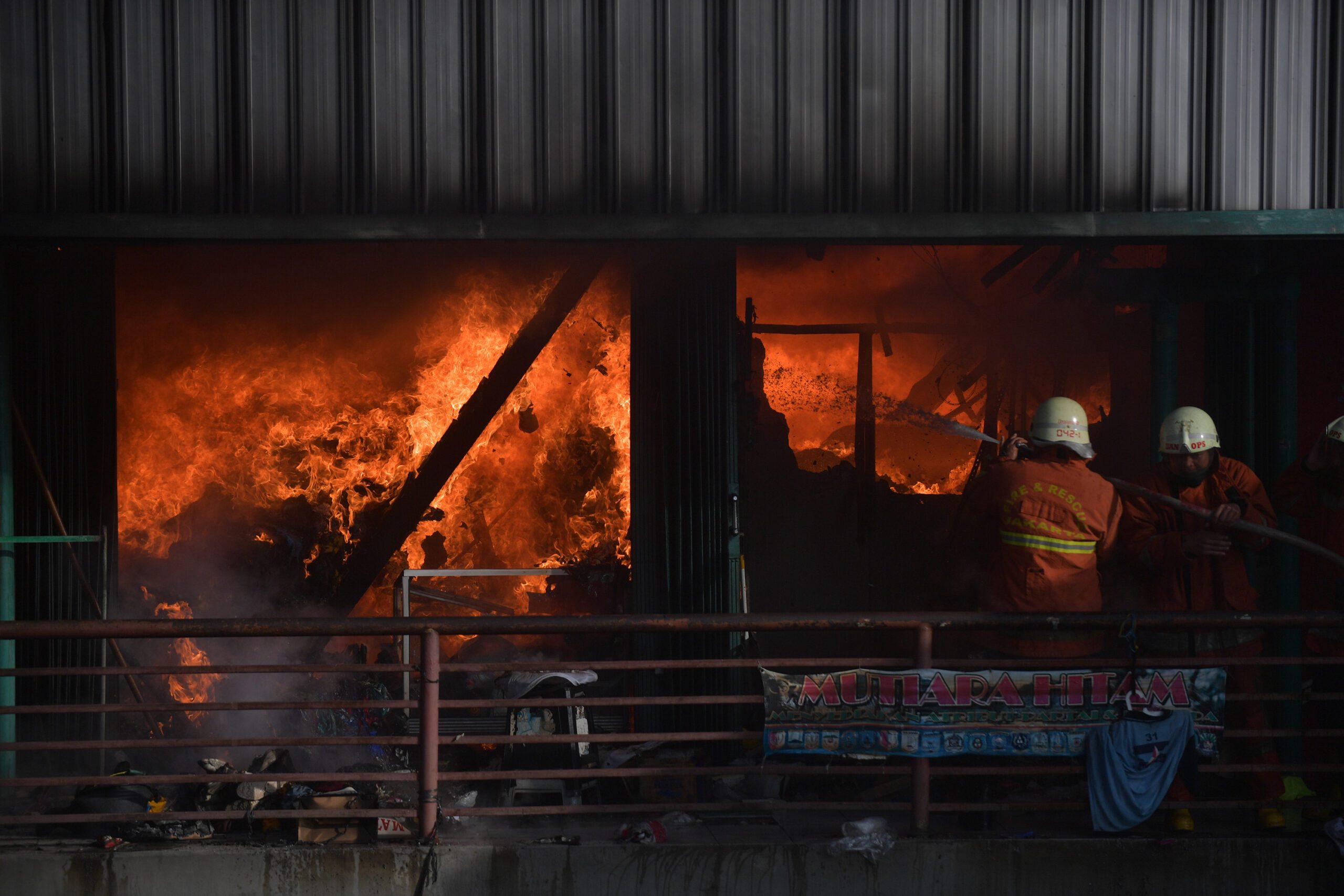 FOTO: Pasar Senen terbakar