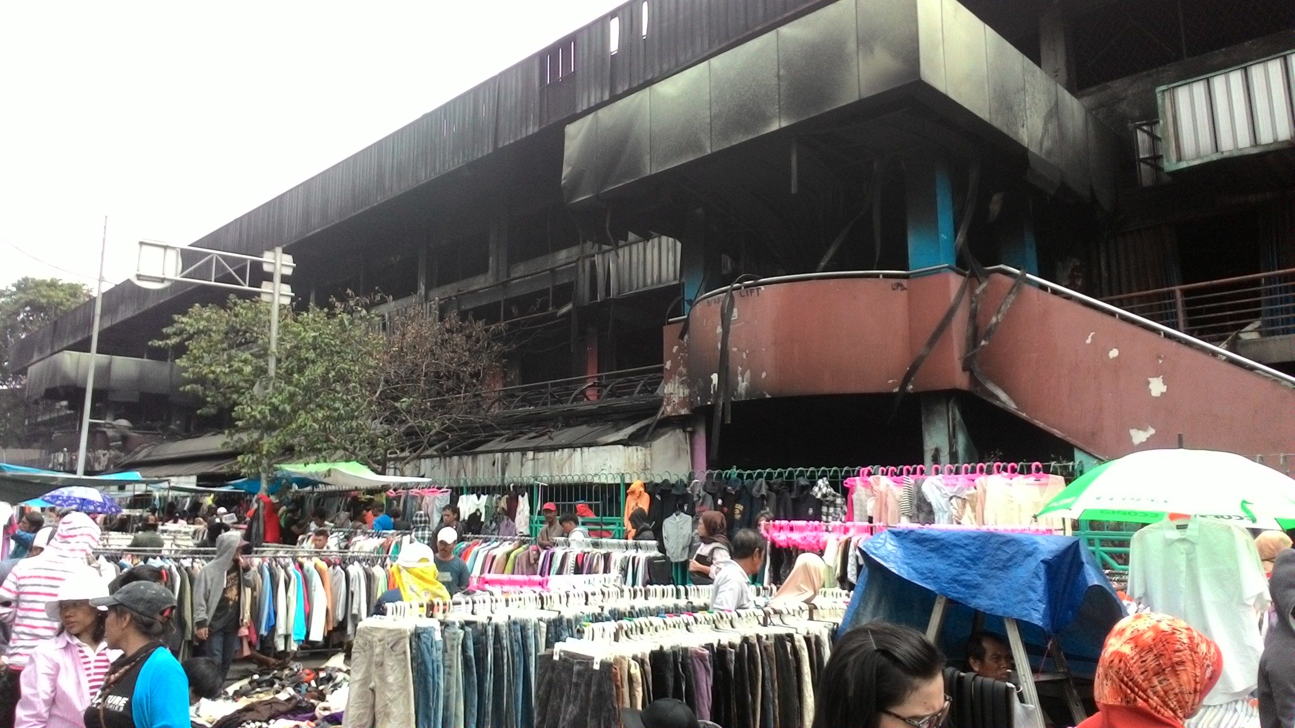 Pedagang Pasar Senen terpaksa menggunakan bahu jalan sebagai lapak dagangan karena kios mereka habis terbakar. Foto oleh Amru Sebayang/Rappler 