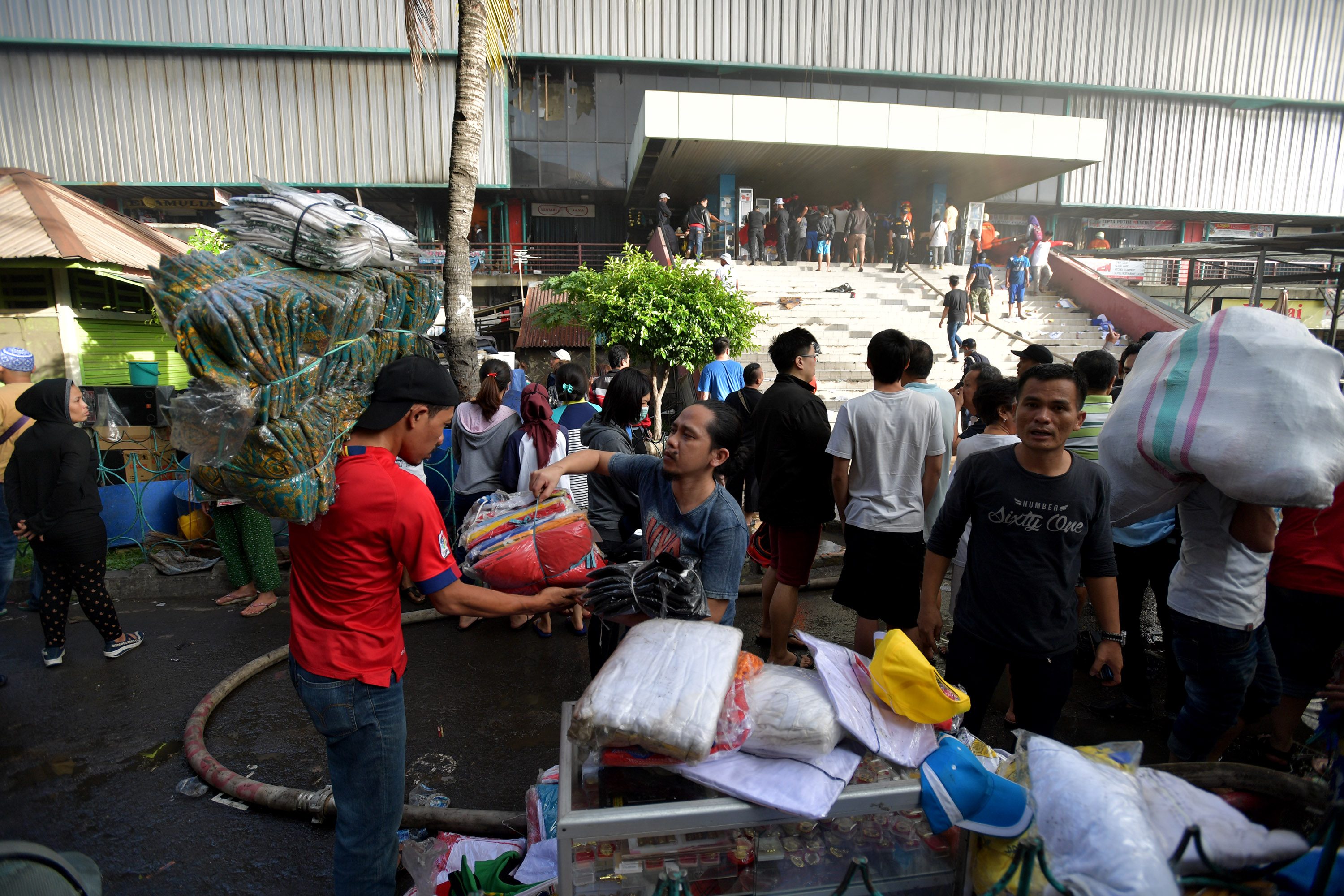 Pedagang menyelamatkan barang-barangnya dari lokasi Blok I dan Blok II Pasar Senen yang terbakar. Foto oleh Widodo S. Jusuf/Antara 
