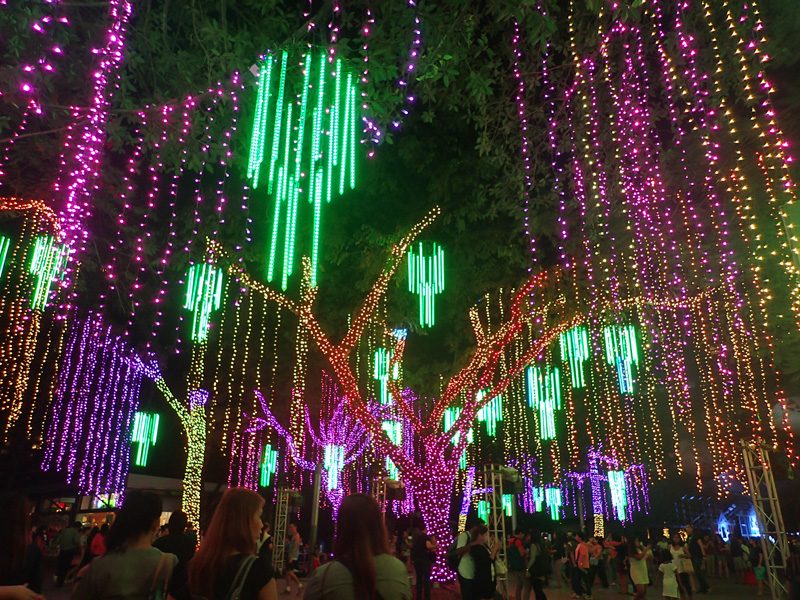 LIGHT SHOW. Ayala Triangle’s lights flash and dance in time to Christmas music. Photo by Rhea Claire Madarang 