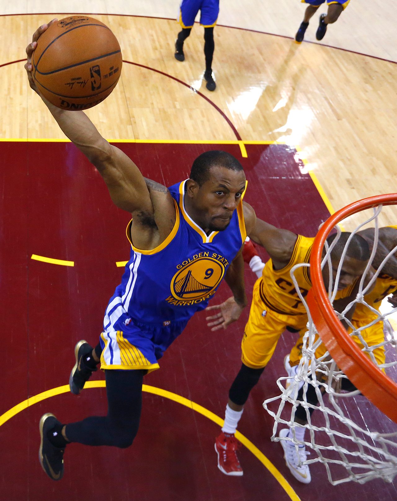 Warriors bounce back strong to drub Cavs, level series 2-2