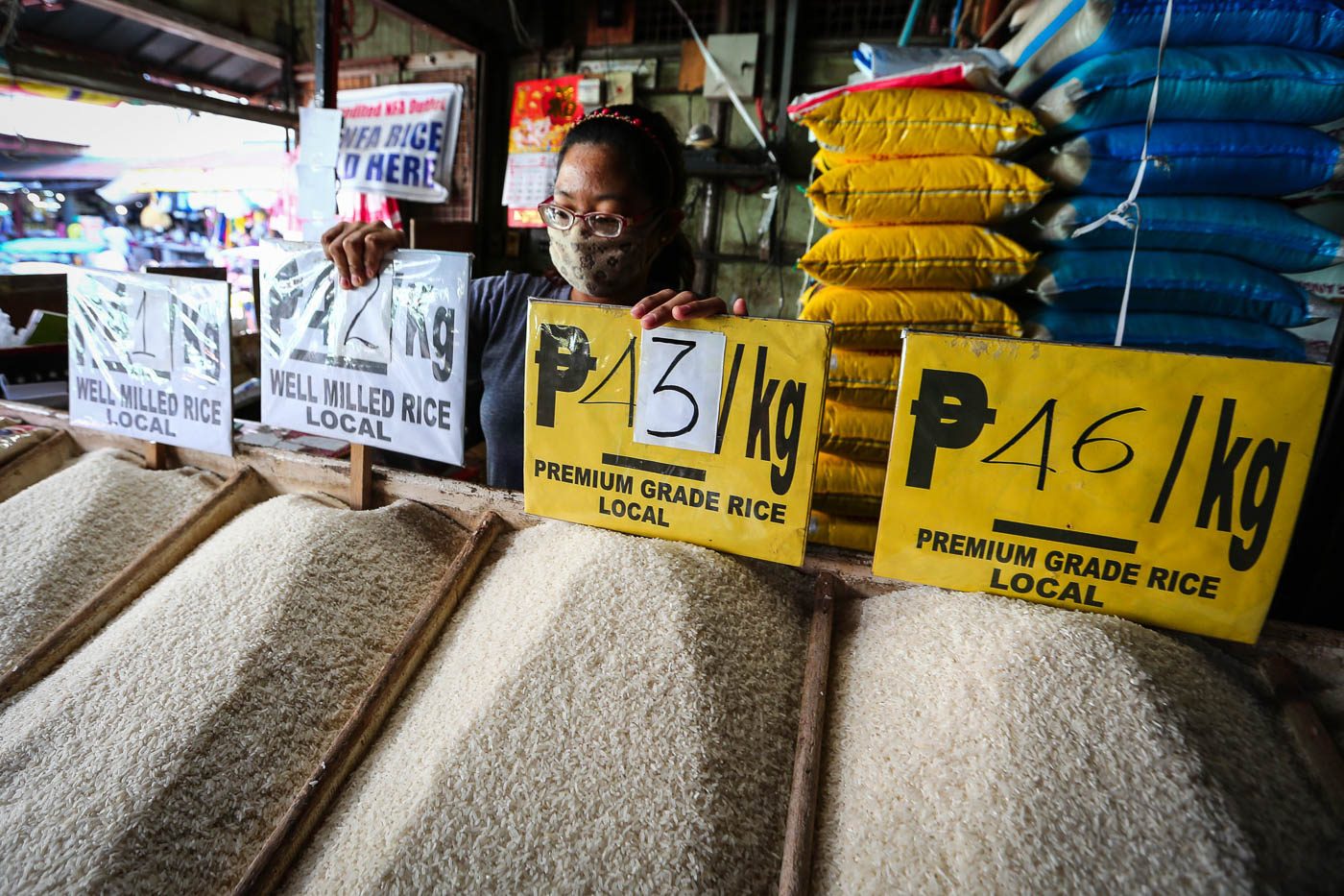 RICE PRICES. Consumers line up to buy rice at the Commonwealth market in Quezon City on February 18, 2019. Photo by Jire Carreon/Rappler     