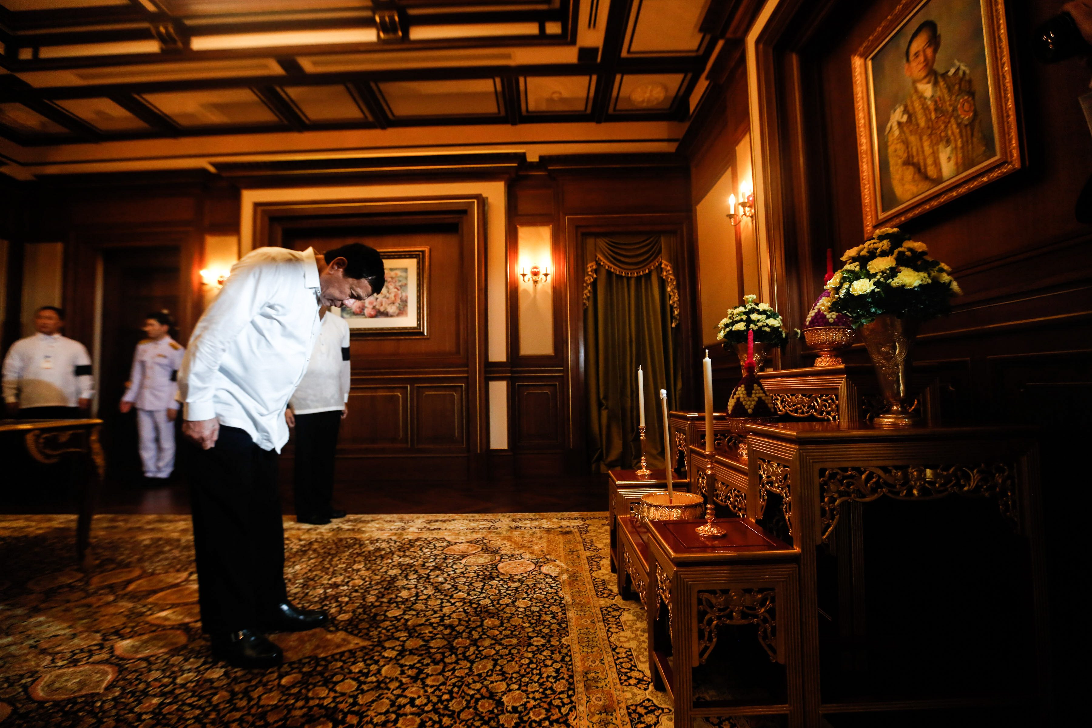 HONOR FOR THE KING. President Duterte pays his last respects to the late Thai King Bhumibol Adulyadej 