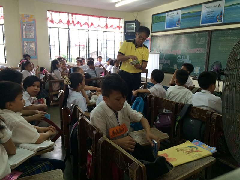 OF PHILIPPINE HEROES. Administration bet Mar Roxas teaches Grade 5 students in Quezon city about the country's heroes. File photo by Bea Cupin/Rappler  