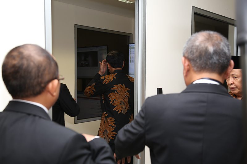 MENGINTIP. Presiden Joko Widodo mengintip isi dari ruangan di gedung baru KPK. Foto oleh Humas KPK  