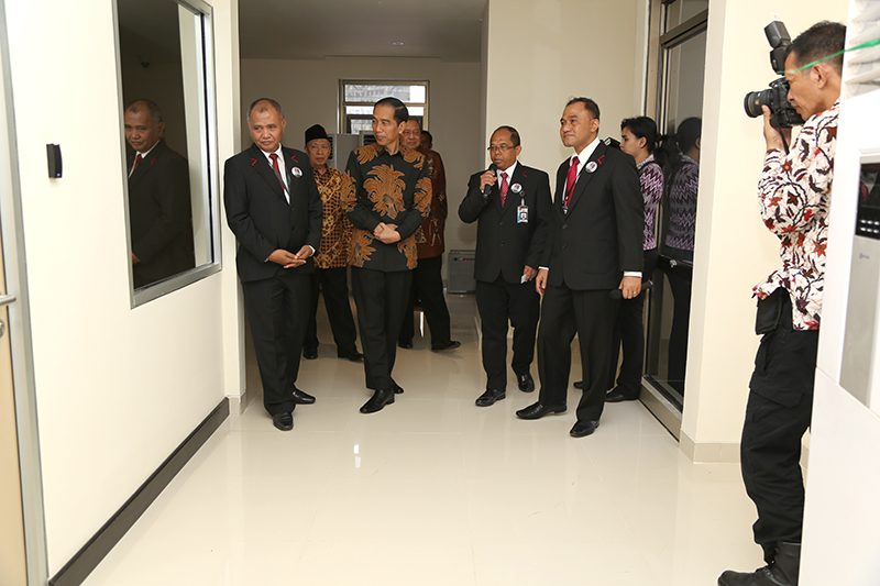 RUANGAN SIAP PAKAI. Presiden Joko Widodo memantau ruangan baru di gedung KPK yang sudah siap dipakai oleh pegawai. Foto oleh Humas KPK  