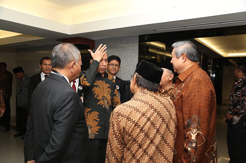 BERBINCANG. Presiden Joko Widodo berbincang dengan BJ Habibie, dan Susilo Bambang Yudhoyono. Foto oleh Humas KPK  