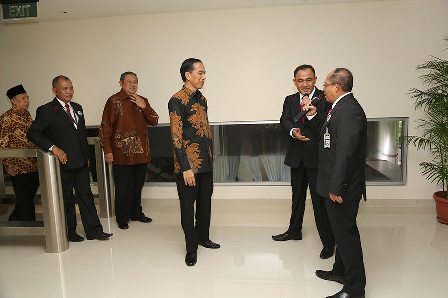 PANTAU GEDUNG BARU. Presiden Joko Widodo disambut pegawai KPK, diikuti Susilo Bambang Yudhoyono, Hamzah Haz, dan Ketua Agus Rahardjo. Foto oleh Humas KPK  