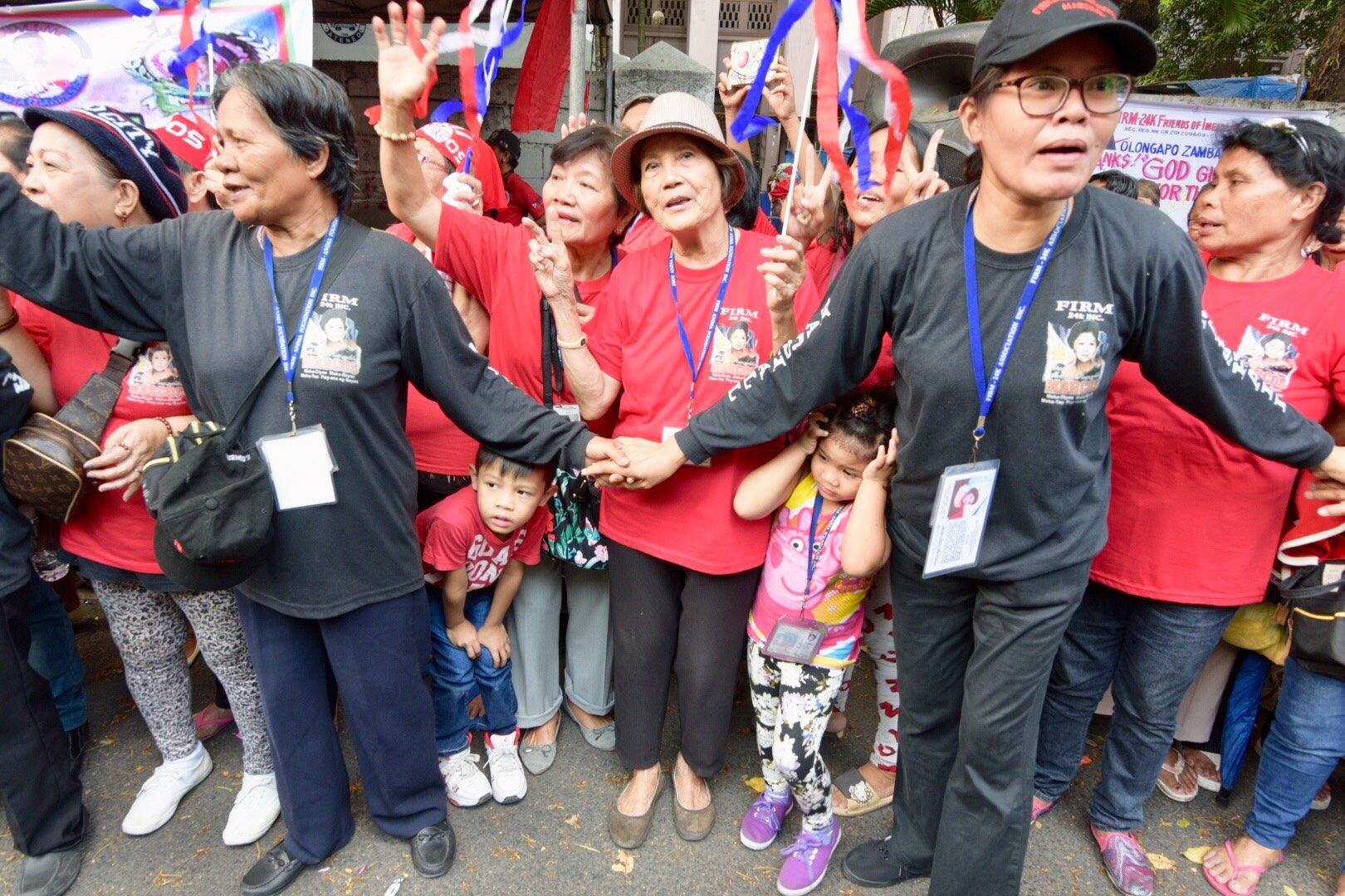WAITING. Supporters outside the Supreme Court in Manila on April 2, 2018, wait for former senator Ferdinand 'Bongbong' Marcos Jr who is attending the start of recount of votes in the 2016 vice presidential race. Photo by LeAnne Jazul/Rappler
   