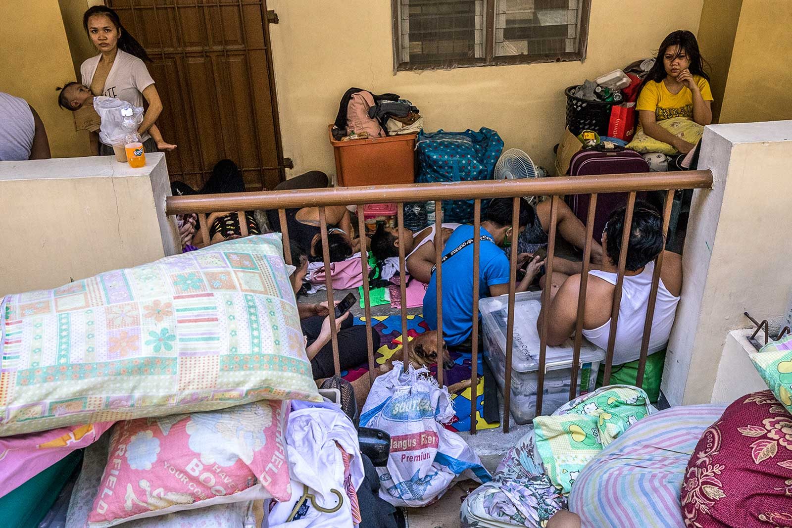 CROWD. Victims take shelter at the Addition Hills Integrated School on June 2, 2020. Photo by Darren Langit/Rappler 