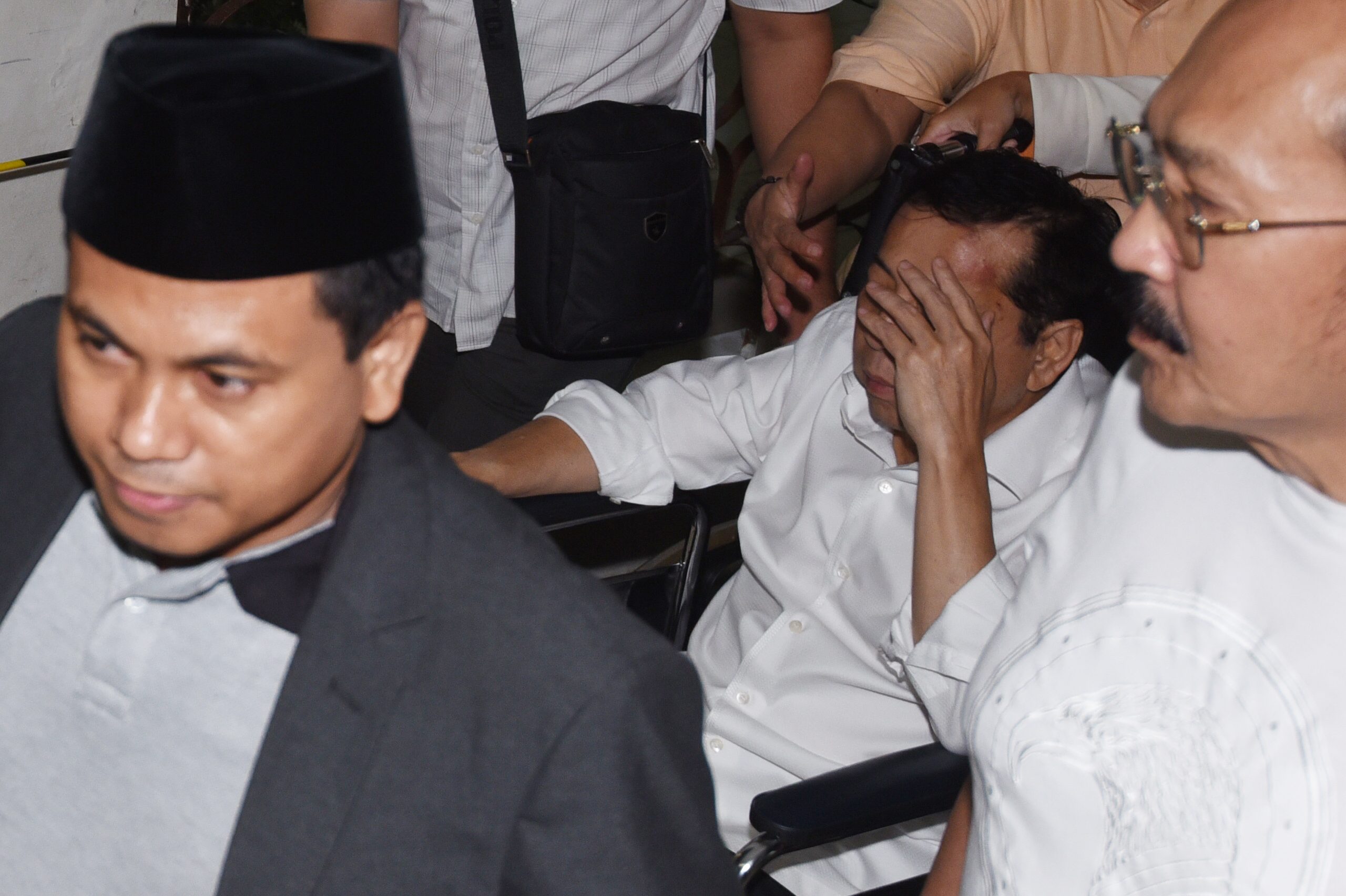 TINGGALKAN. Tersangka kasus korupsi KTP Elektronik Setya Novanto meninggalkan RSCM untuk dibawa ke rutan KPK di Jakarta, Minggu, 19 November. Foto oleh Akbar Nugroho Gumay/ANTARA 