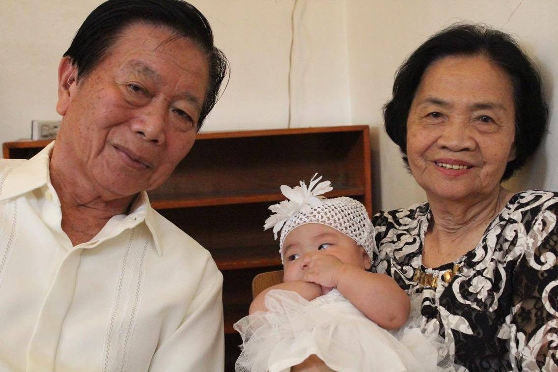 HELPING OTHER JAPINOS. During his term as honorary consul of the Japanese embassy, Carlos Teraoka (shown here with his wife Caridad and their granddaughter) helped the children and grandchildren of his fellow Japanese-Filipinos get high school and college scholarships. Rappler photo 