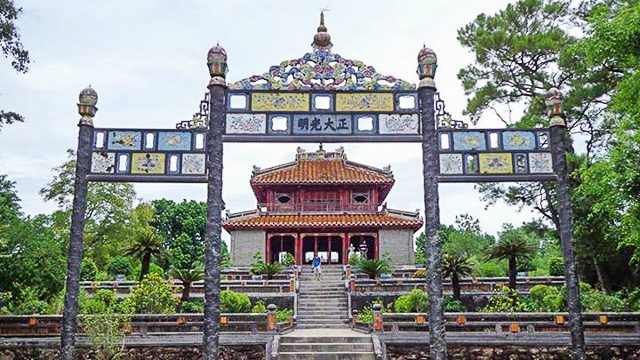 RESPEK. Kaisar Nguyen yang memerintah Hue telah membangung mausleom dengan taman, bangunan oriental, serta kuil. 