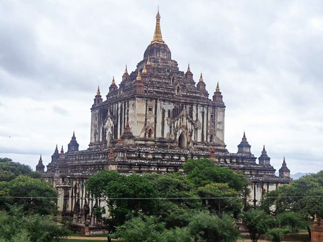 IBADAH. Kuil di Bagan masih didatangi oleh orang yang ingin berdoa. 