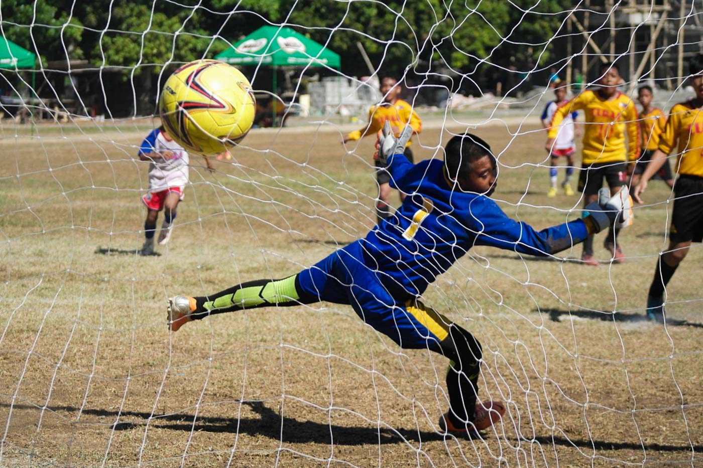 MISSING THE MARK. A Central Luzon goalkeeper fails to block Bicol Region's offense. Photo by Clarisse Cabinta/Rappler  