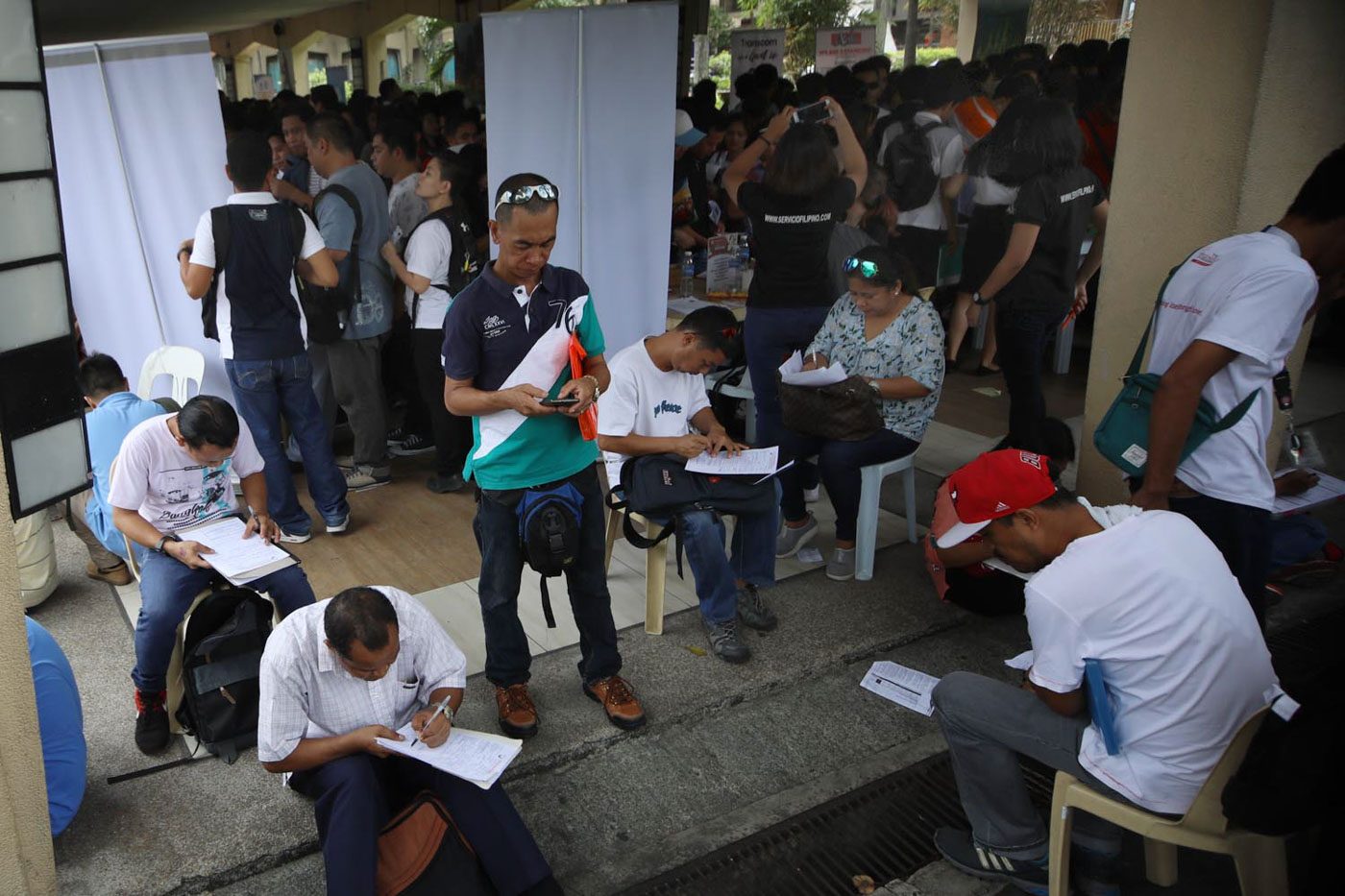 Ratusan pencari kerja pergi ke Balai Kota Quezon untuk mencari pekerjaan kosong di Job Fair DOLE.  Foto oleh Darren langit/Rappler 