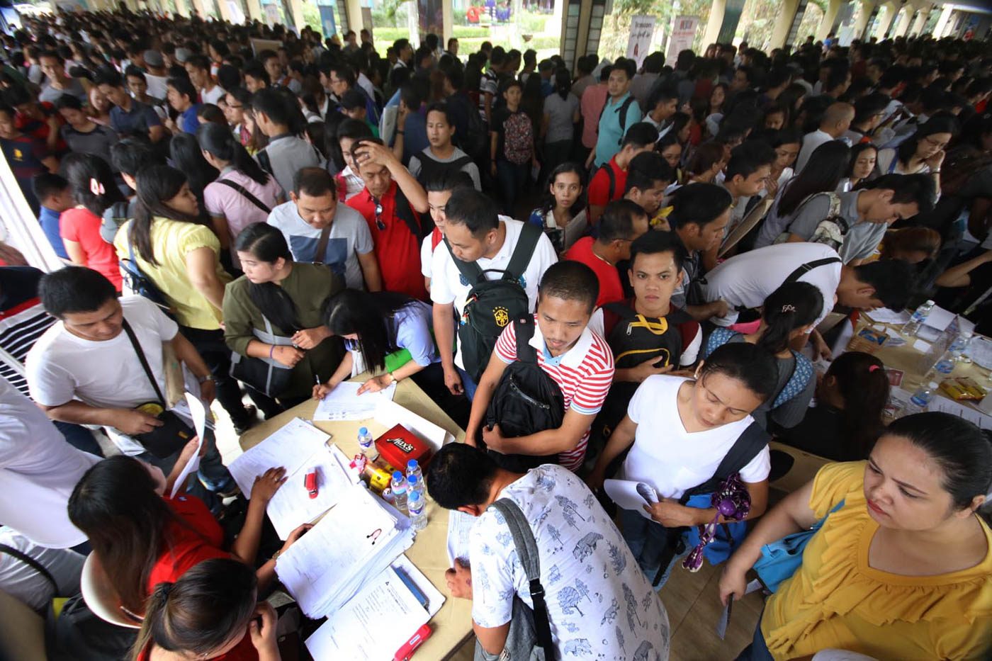 Sebanyak 34,359 pelamar terdaftar pada DOLE Job Fair 2018 di Balai Kota Quezon.  Foto oleh Darren langit/Rappler 