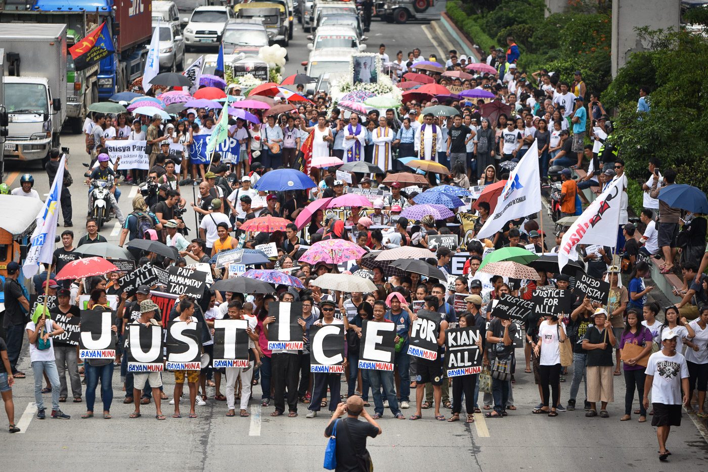 JUSTICE FOR KIAN. A thousand came for the burial of Kian Loyd delos Santos as he is laid to rest on August 26, 2017. Photo by LeAnne Jazul/Rappler 