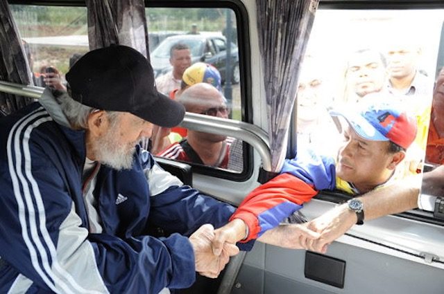 Presiden Kuba Fidel Kastro menyapa turis di ibukota Havana, pada 30 Maret 2015. Foto oleh EPA