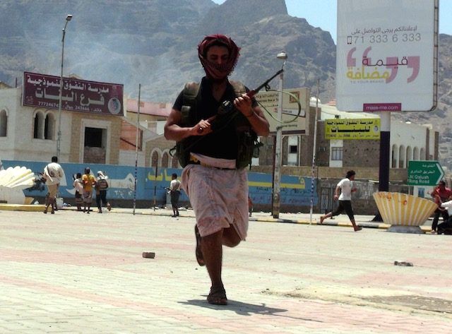 RUN. A photograph made available 06 April 2015 shows a tribal militiaman loyal to Yemeni President Abdo Rabbo Mansour Hadi running during clashes with Houthi fighters in the southern port city of Aden, 05 April 2015. Stringer/EPA 