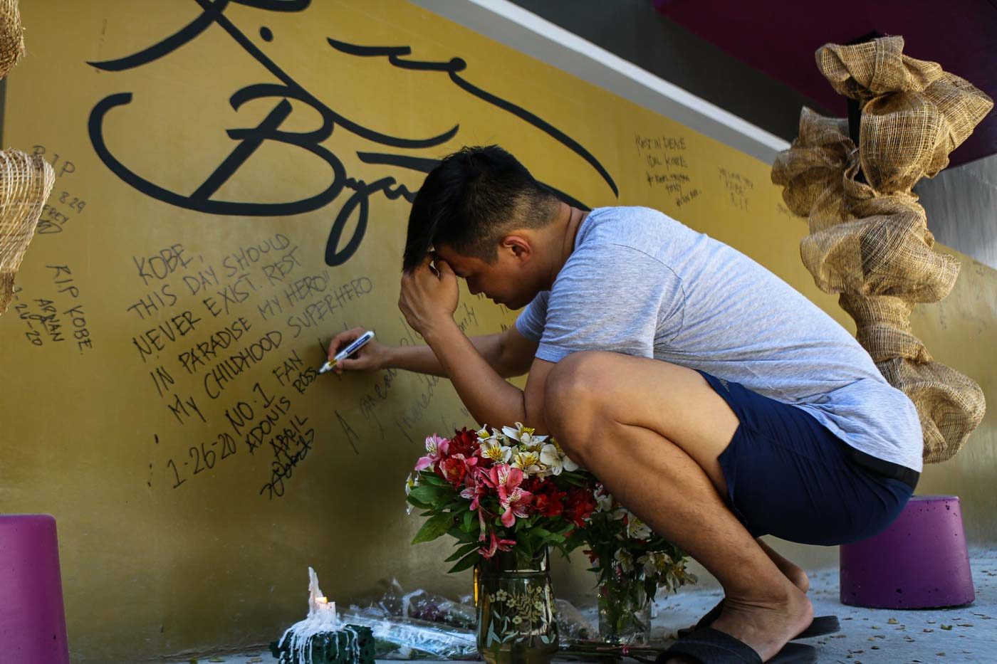 REMEMBERING KOBE. A man turns emotional while he writes his message to Kobe Bryant –his childhood superhero. Photo by Jire Carreon/Rappler 