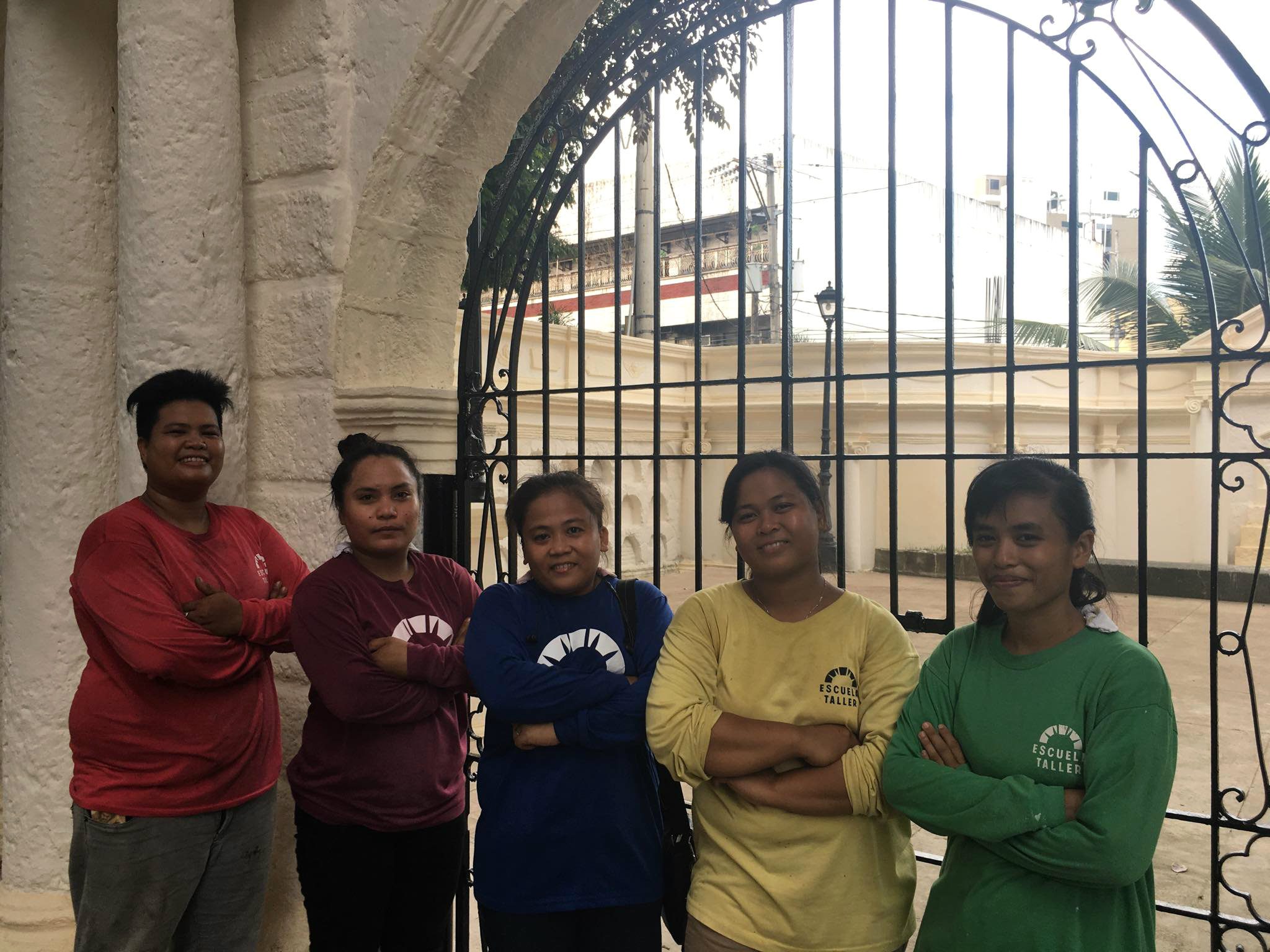 WOMEN. Analisa (third from left) and her fellow masons from Escuela Taller's conservation team. Photo by Fritzie Rodriguez/Rappler

 