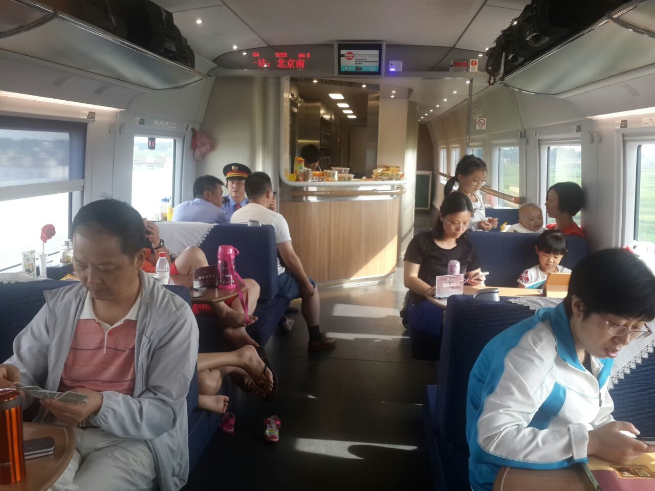 Gerbong tempat makan di high speed train jurusan Shanghai-Beijing. Foto oleh Uni Lubis 