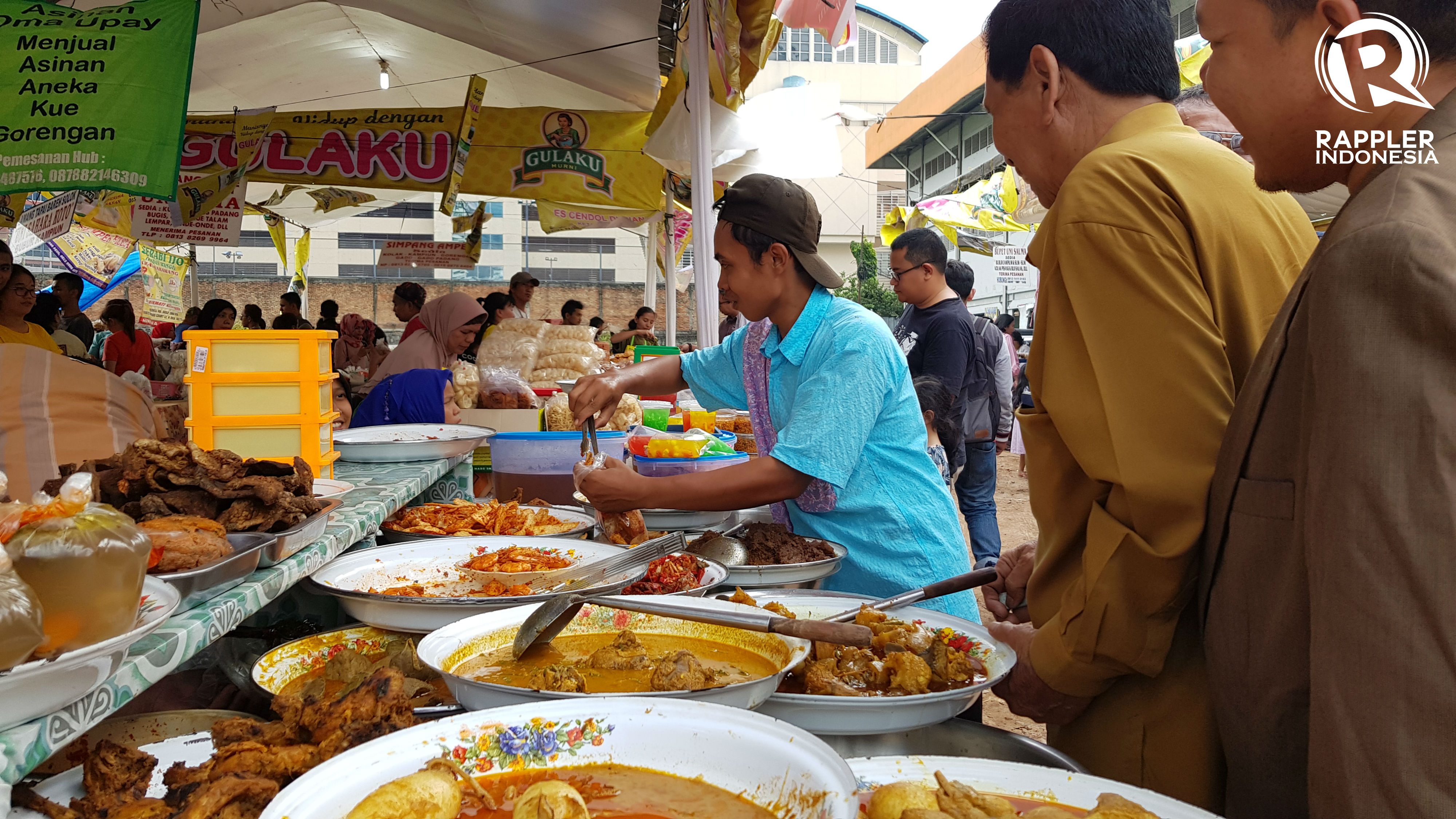 Seorang pedagang sedang melayani pengunjung yang membeli lauk untuk berbuka puasa. Foto oleh Sakinah Ummu Haniy/Rappler 