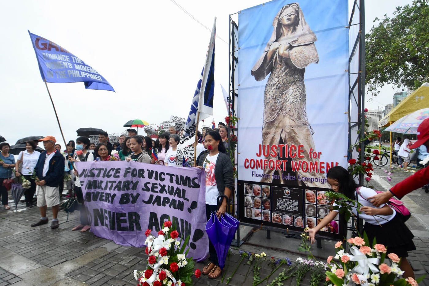 THE MISSING STATUE. Women gathered at where the statue was once erect, along the baywalk of Roxas Boulevard, Manila. Photo by Angie de Silva/Rappler 