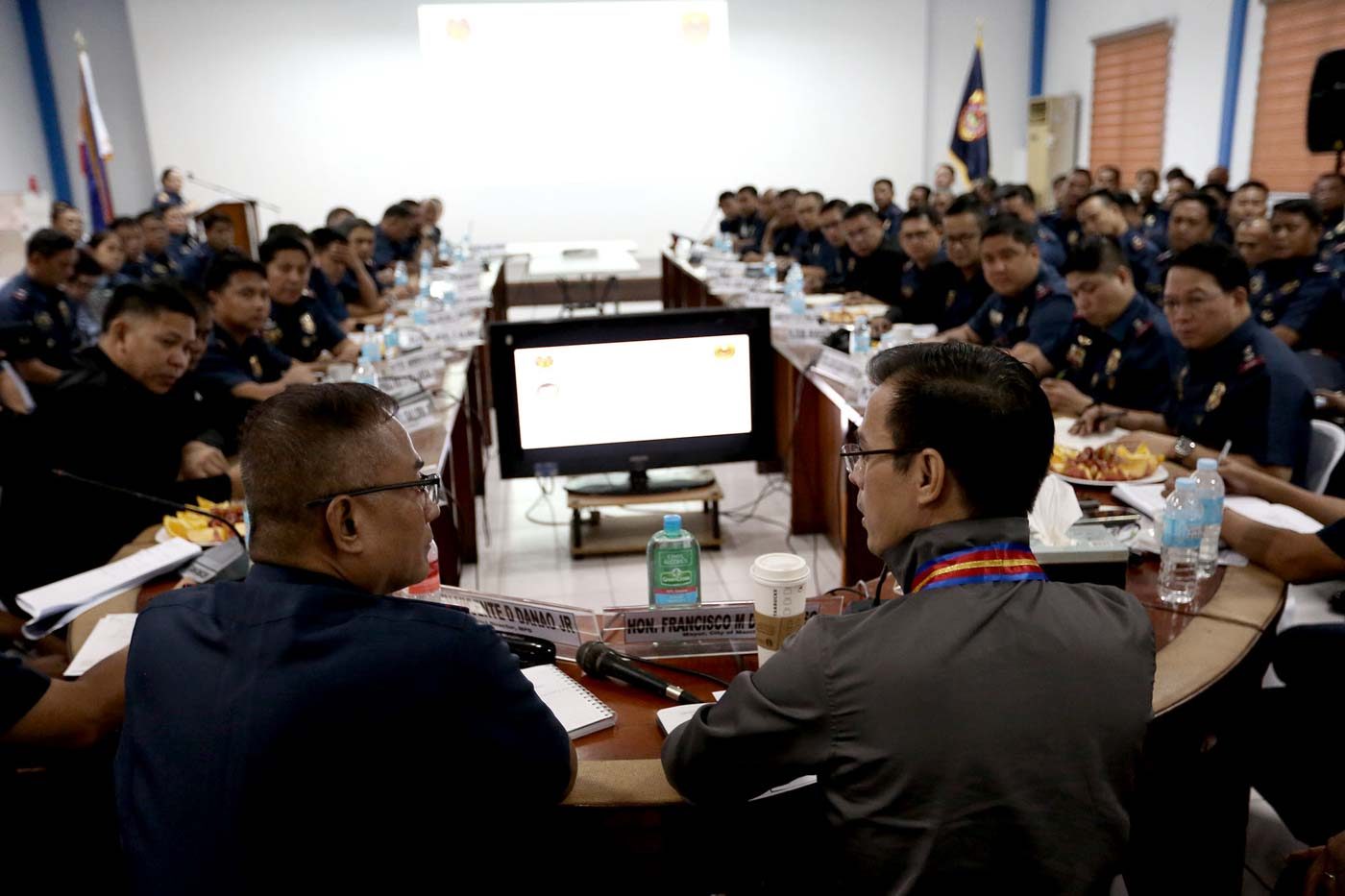 NEW BOSS. Manila Mayor Isko Moreno sits beside Manila Police District chief General Vicente Danao Jr at the 1st command conference at the MPD headquarters on July 1, 2019. Photo by Inoue Jaena/Rappler   