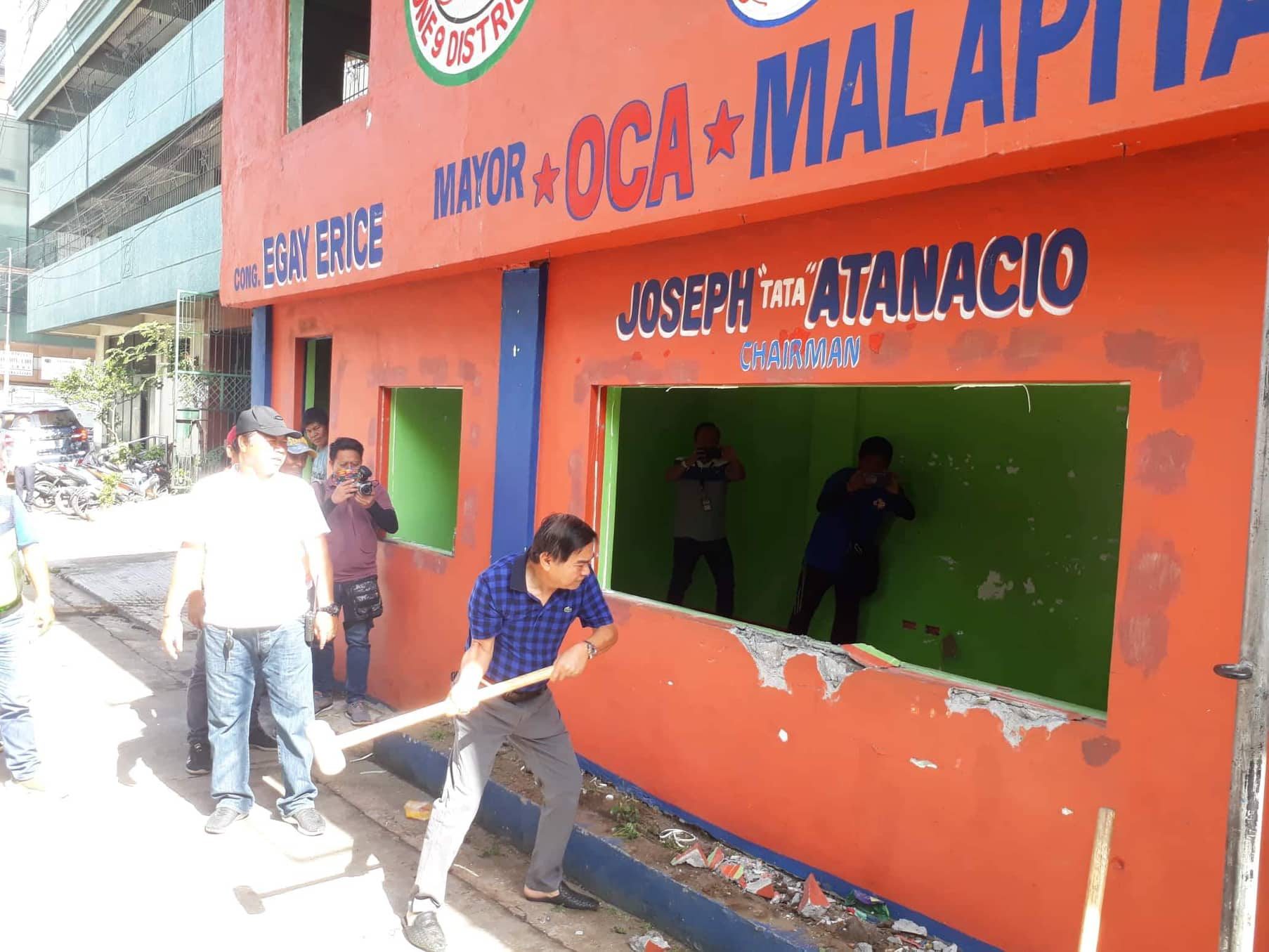 MMDA, Caloocan City Hall tear down 2 barangay halls