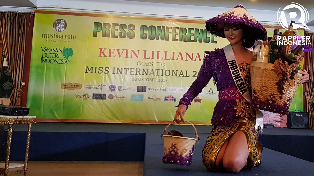 MENGGENDONG JAMU. Puteri Indonesia Lingkungan 2017 Kevin Lilliana akan menggendong jamu di panggung Miss International. Foto oleh Sakinah Ummu Haniy/Rappler 