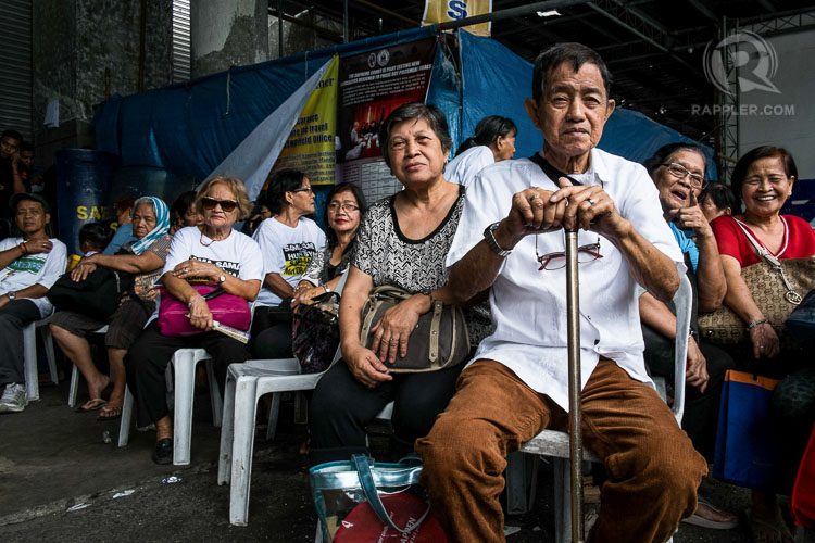 HUMAN BARRICADE. Barangay Bangkal Elderly Council members gather in front of the closed main entrance of the Makati City Hall to show their support to Mayor Junjun Binay. 