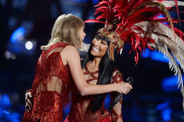 BiG HUGS. Taylor and Nicki at the MTV VMAs 2015. Photo by Kevork Djansezian/Getty Images/AFP 