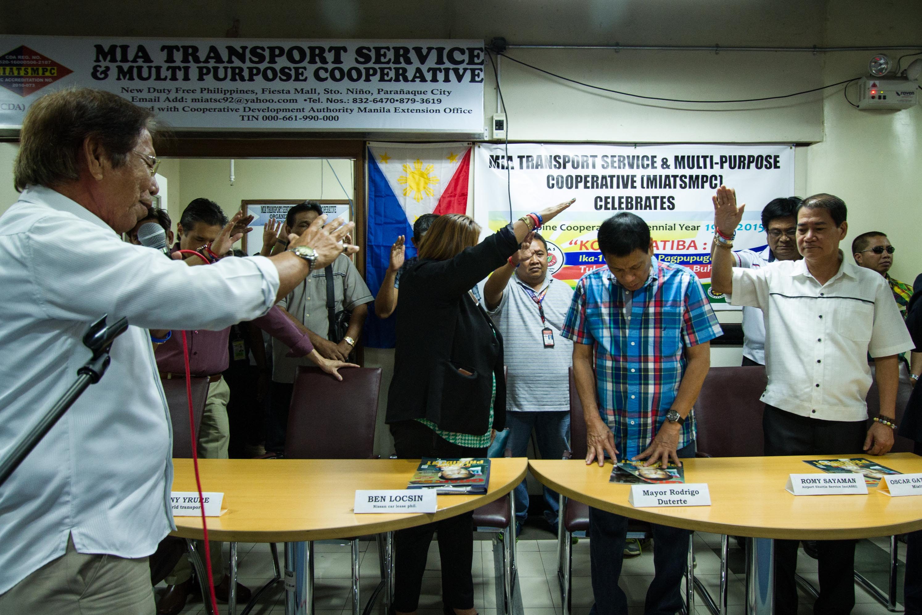 PRAYER. ATCAI members pray over the Davao City mayor during his meeting with drivers and operators at the Duty Free Fiesta Mall in Parañaque City.  