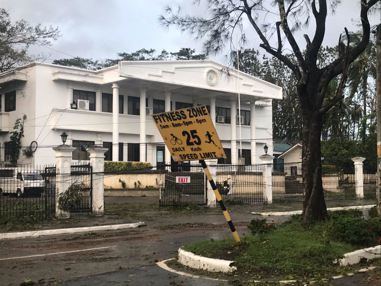 TRAIL OF DESTRUCTION. Typhoon Ursula topples down trees and damages buildings in Tacloban City on Christmas Day. Photo by Jene-Anne Pangue/Rappler 