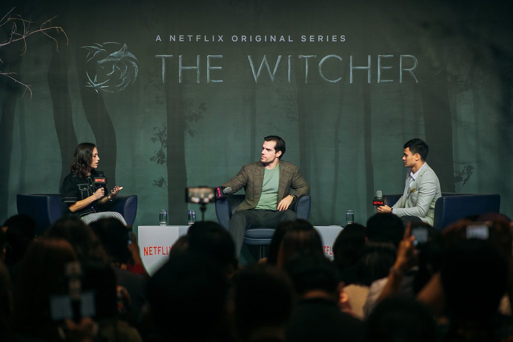 THE WITCHER IN MANILA. Filipino celebrity Matteo Guidicelli moderates a talk with ‘The Witcher’ star Henry Cavill and showrunner Lauren Schmidt Hissrich. Photo by Paolo Abad/Rappler 