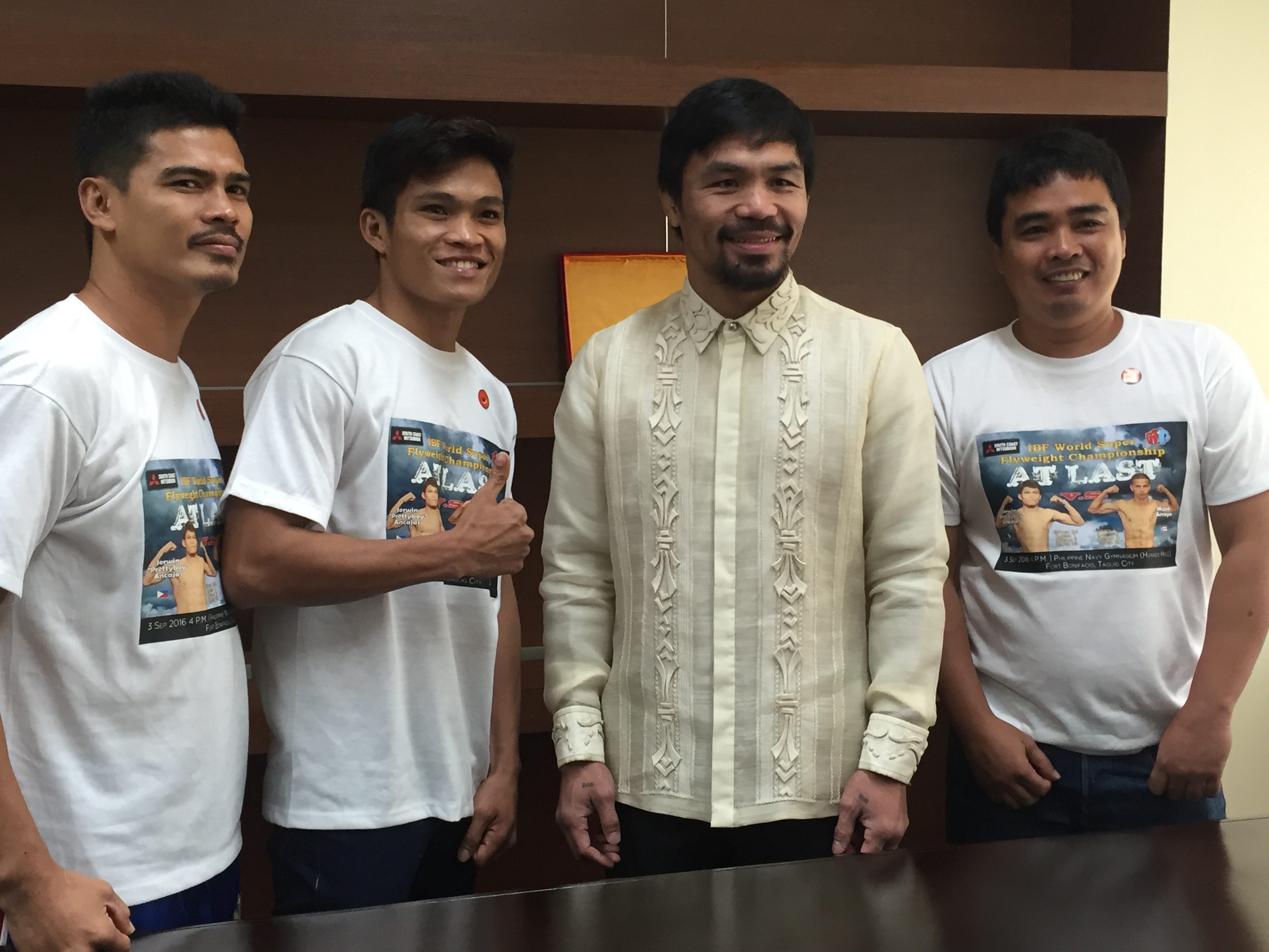 Manny Pacquiao poses with Drian Francisco (far left), Jerwin Ancajas (second from left) and Joven Jimenez (R). Photo by Ryan Songalia/Rappler  