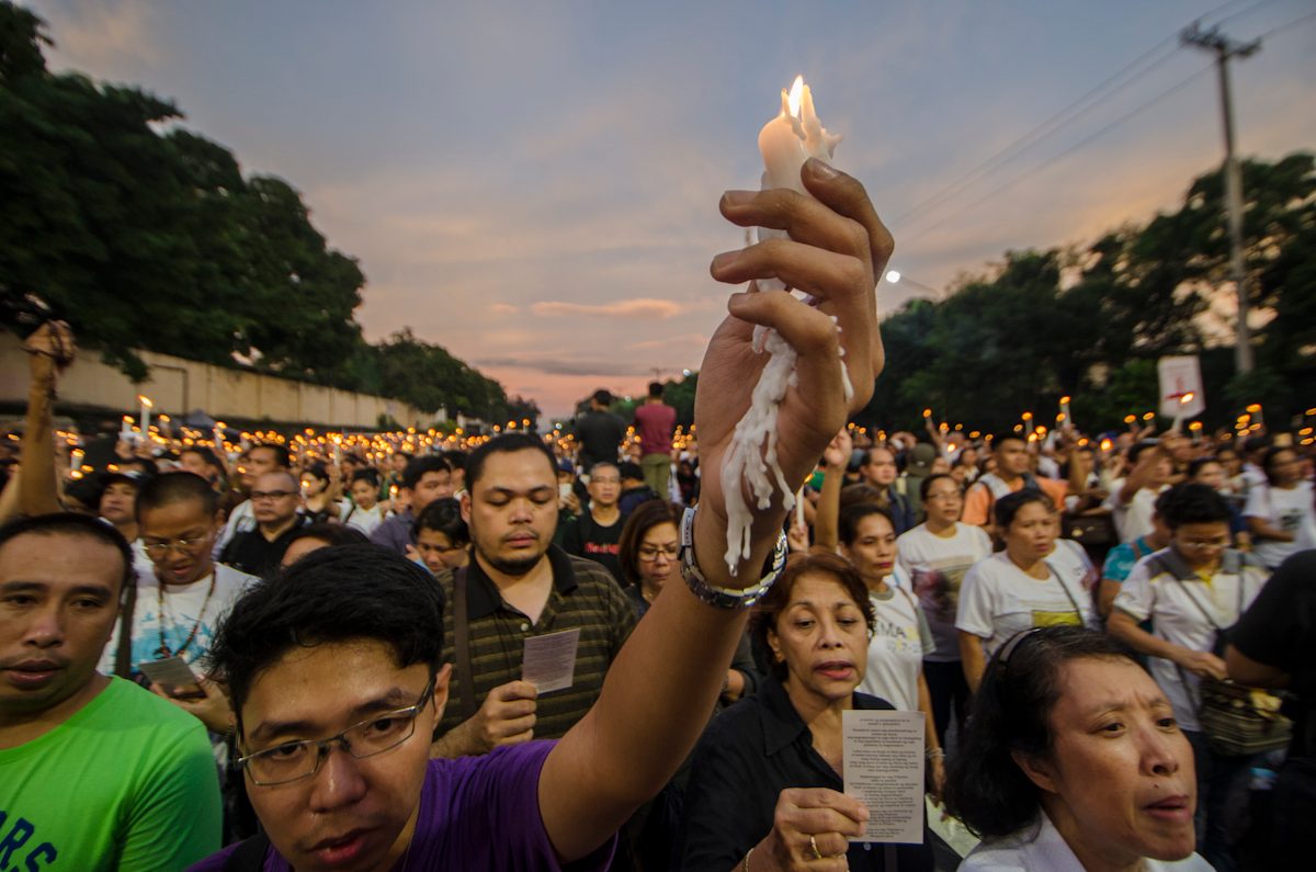 PRAYER POWER. Thousands participate in a healing protest on November 5, 2017 led by Catholic bishops calling for an end to killings in government's war against illegal drugs. Photo by Rob Reyes/Rappler 