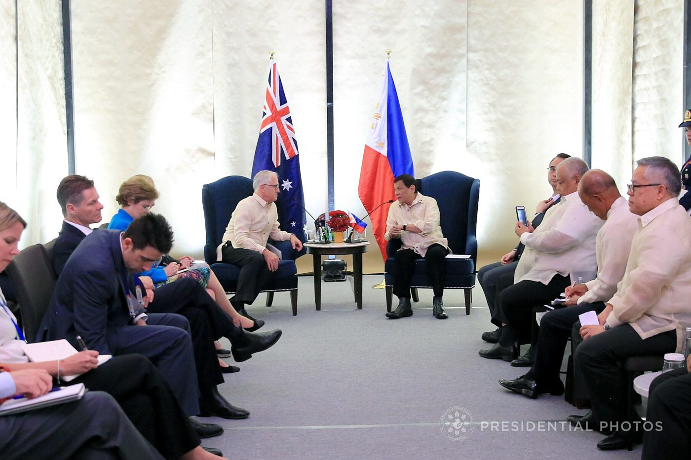 AUSTRALIAN LEADER. Philippine President Rodrigo Duterte engages in a discussion with Australian Prime Minister Malcolm Turnbull during their bilateral meeting at the SMX Convention Center on November 12, 2017. Malacañang photo 