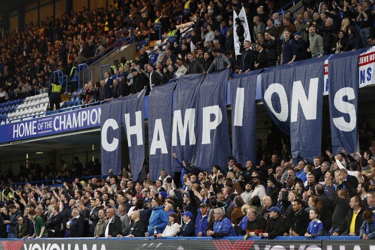 BANNER. Para suporter memajang 'banner' bertuliskan 'CHAMPIONS' di Stamford Bridge. Foto oleh Adrian Dennis/AFP 