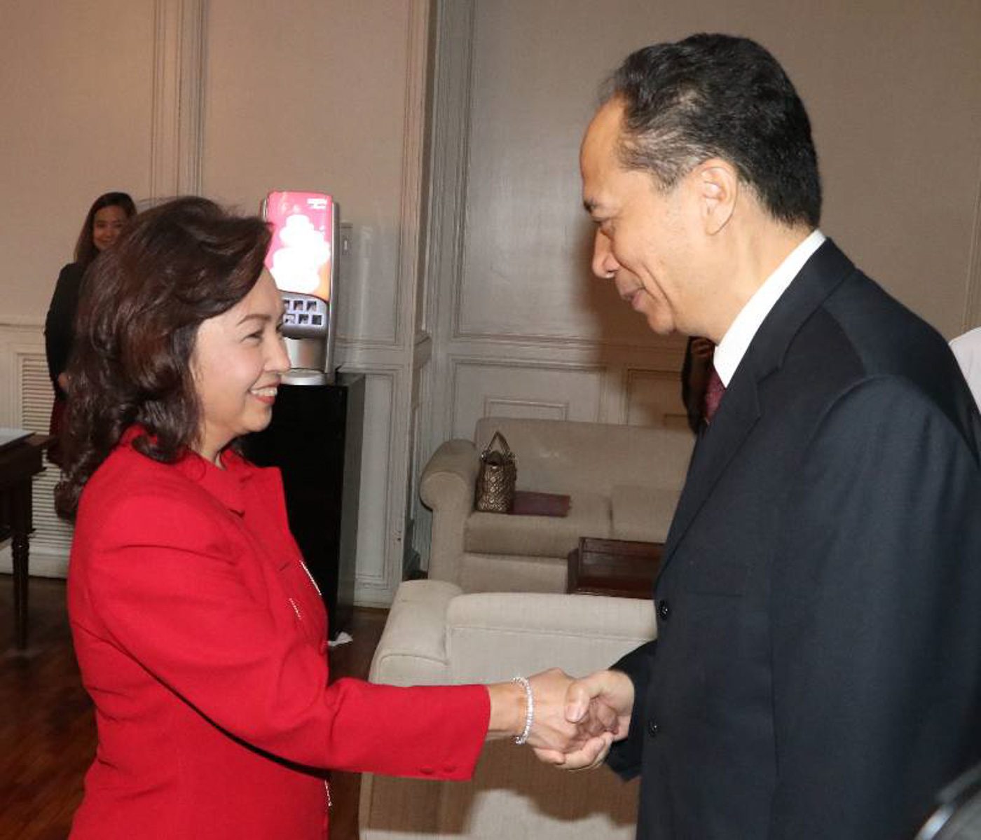 HANDSHAKE. Ji Bingxuan shakes the hand of Speaker Gloria Macapagal Arroyo. Photo from Arroyo's office 
