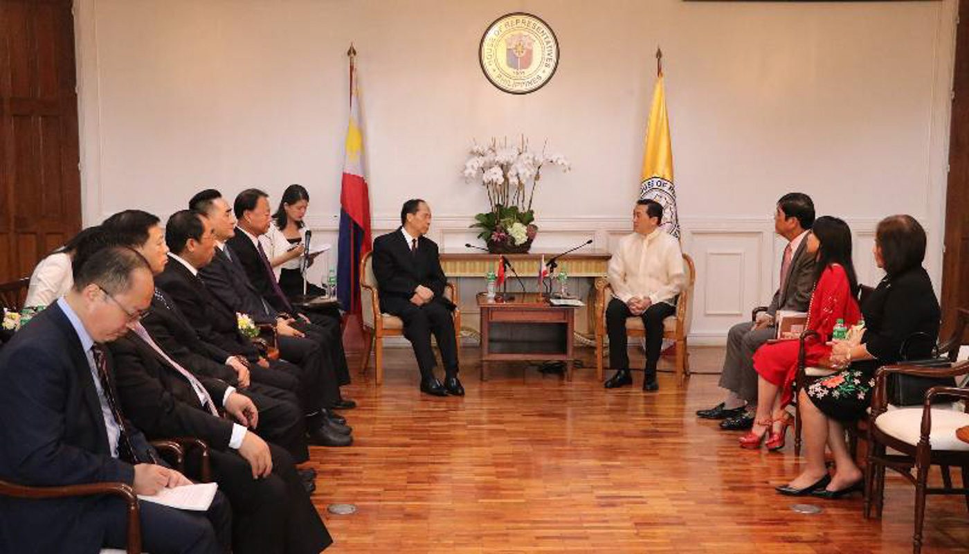 THE MEETING. Deputy Speaker Arthur Yap (R, wearing a barong) meets with the Chinese officials. Photo from Arroyo's office 