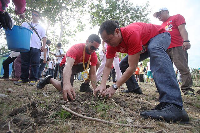 PBA Commissioner Chito Salud and Justin Melton helped out to plant a tree. Pnoto by Nuki Sabio/PBA Images 
