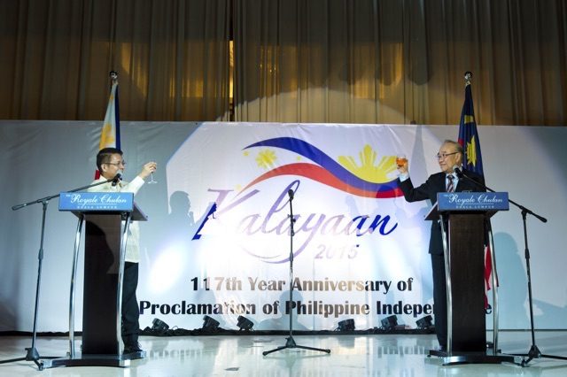 TOAST TO PH-MY FRIENDSHIP. Ambassador Malaya and Minister & Senator Datuk Paul Low Kwan Seng share a toast. Photo courtesy Philippine Embassy in Kuala Lumpur, Malaysia 