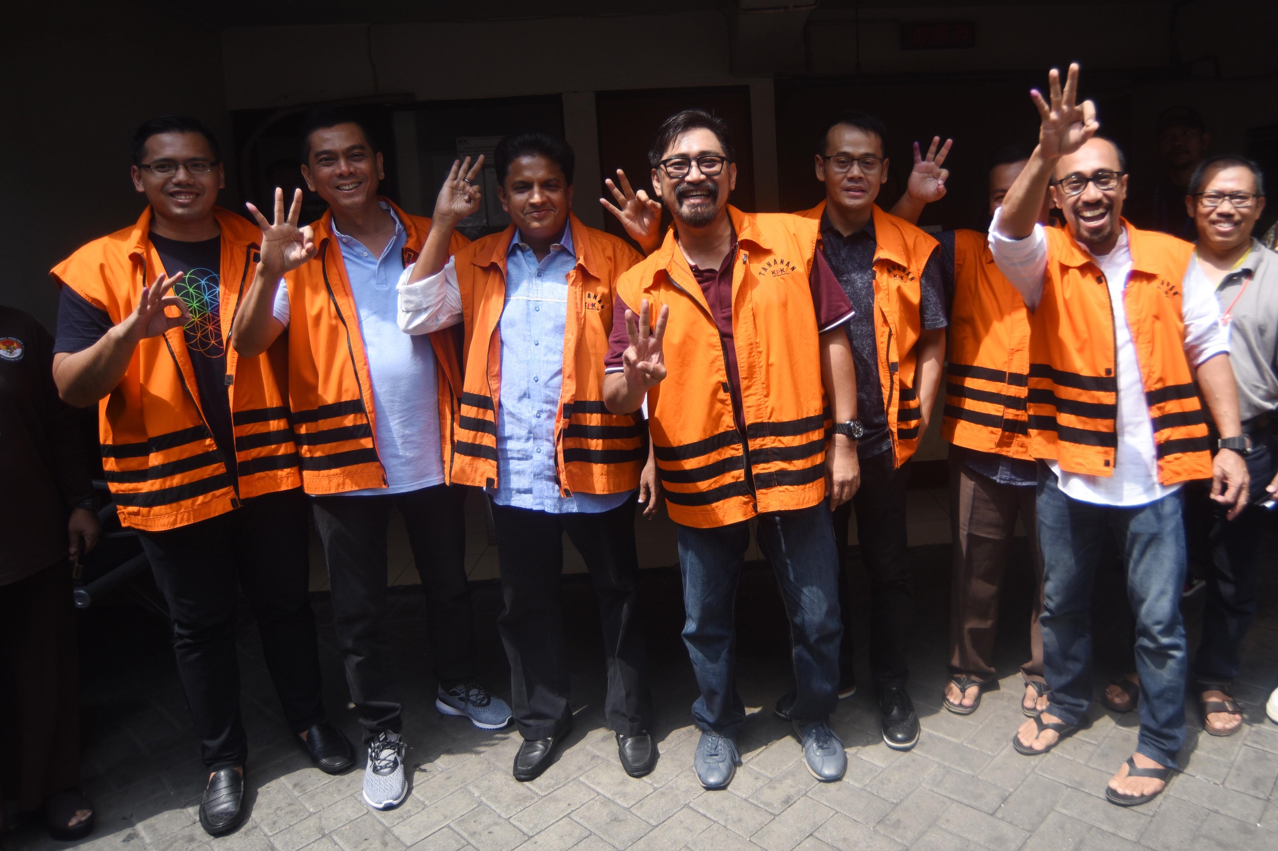 Sejumlah tahanan KPK menunjukkan jari usai mencoblos di TPS 19, gedung KPK, Jakarta, pada 19 April 2017. Foto oleh Akbar Nugroho Gumay/Antara 
