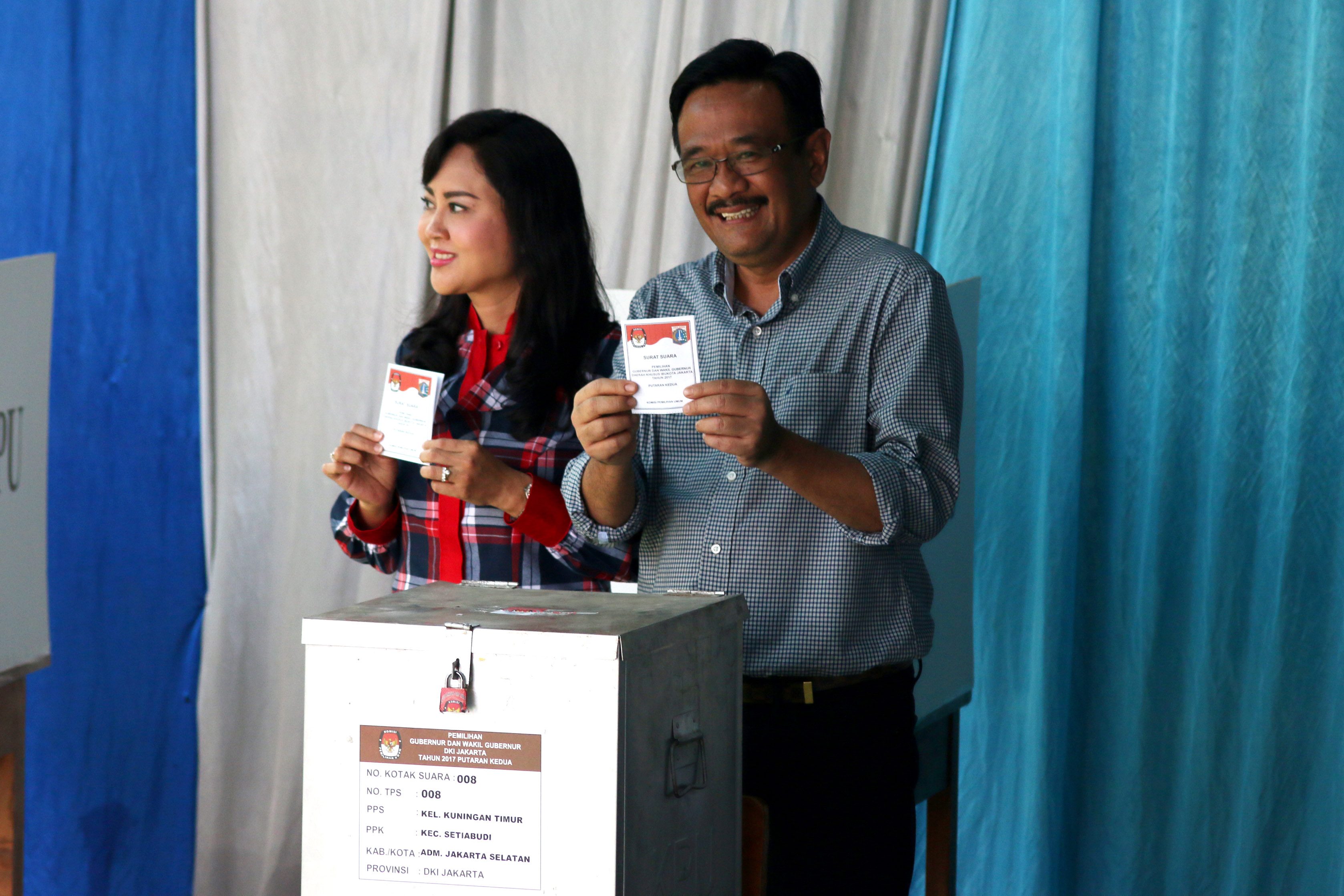 Cawagub DKI Djarot Saiful Hidayat (kanan) bersama istri, Happy Farida (kiri) menggunakan hak pilih di TPS 8, Kuningan, Jakarta, pada 19 April 2017. Foto oleh Rivan Awal Lingga/Antara 