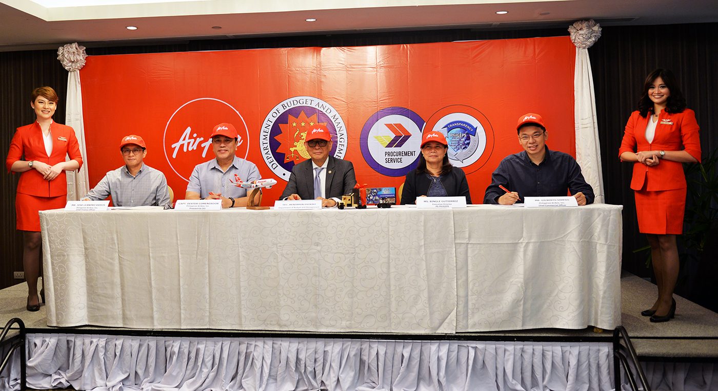 SIGNING. The Department of Budget and Management signs an agreement with Philippines AirAsia on May 2, 2018. Photo from the DBM 