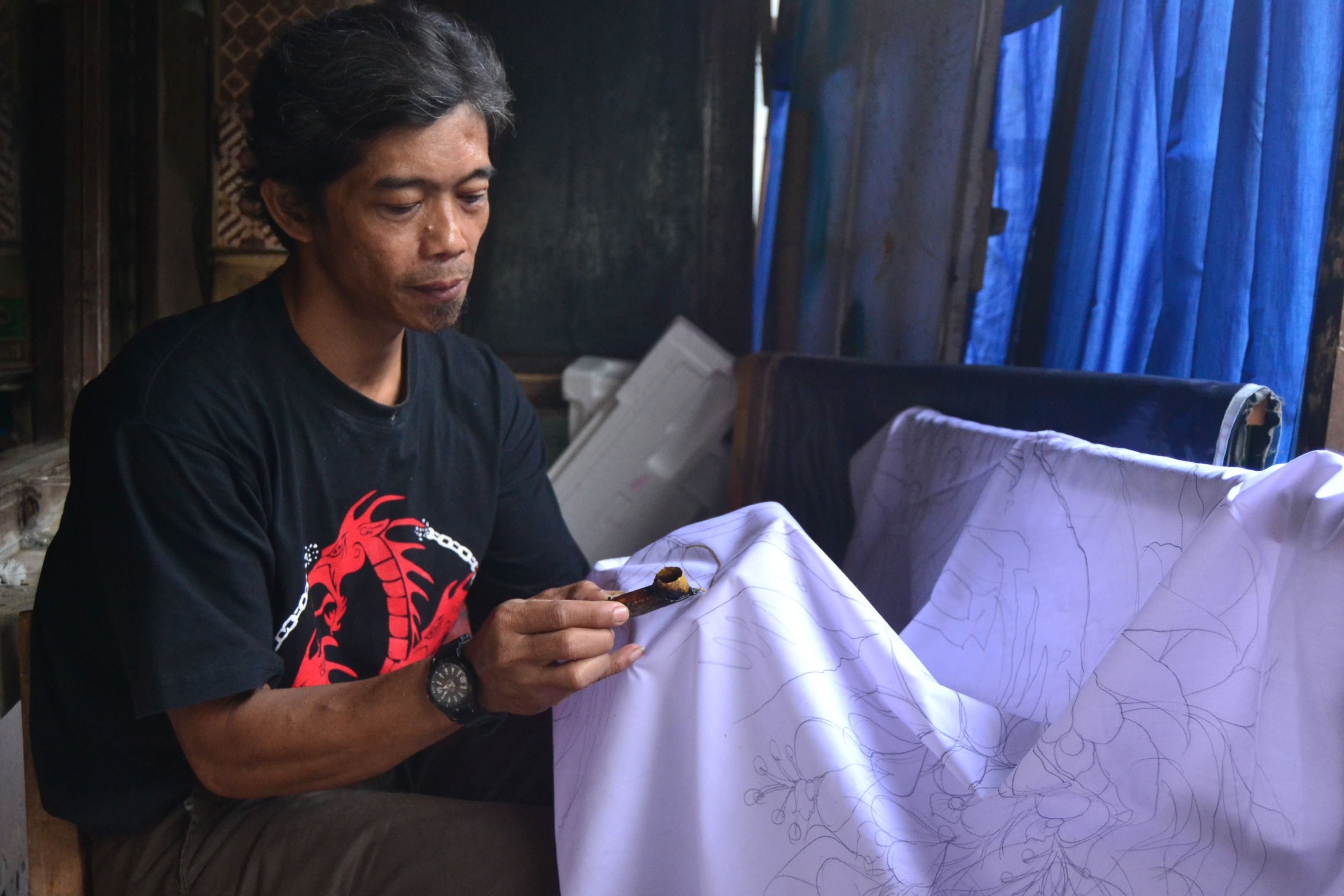 Perajin Batik motif burung di Kampung Cyber. Foto oleh Dyah Ayu Pitaloka/Rappler 